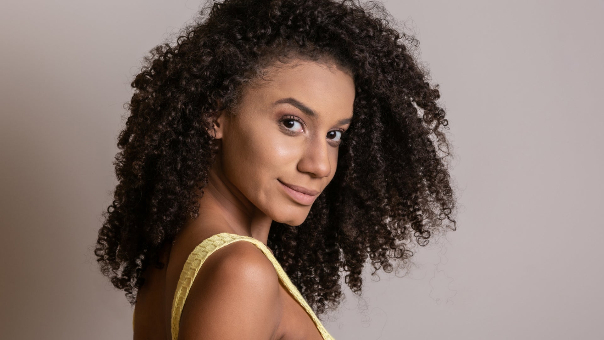 Say Goodbye to Frizz: Tips and Products for Managing Wavy and Curly Hair